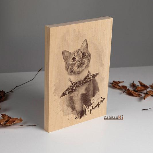 Holzblock mit graviertem Katzenporträt – naturbelassenes Holz mit detaillierter Pyrografie als Haustier-Erinnerung.