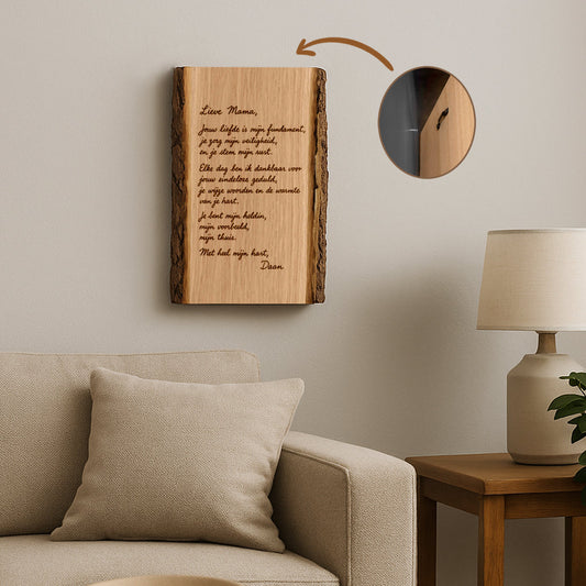 Persönlicher Brief auf Holz mit Rinde graviert