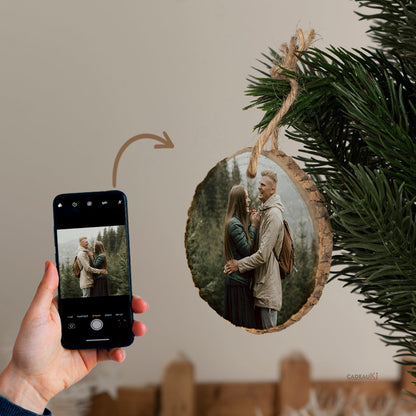 Personalisierter Foto-Holzanhänger mit Paarfoto – handgefertigtes Holzornament mit Rinde