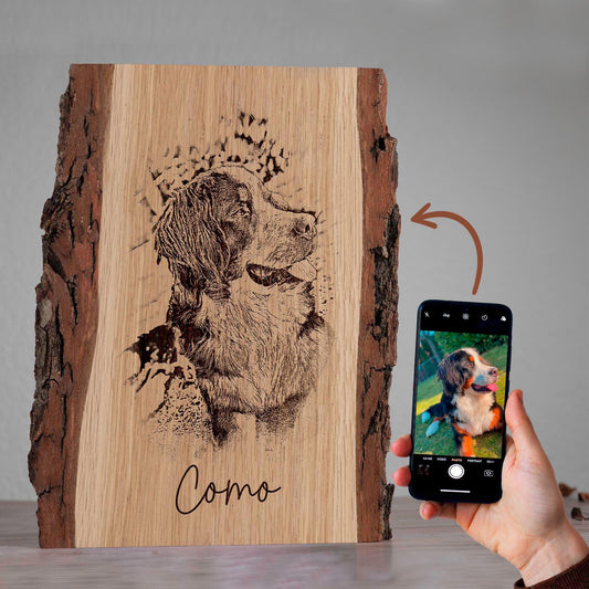 Handgezeichnetes Haustierportrait auf Holz mit Rinde