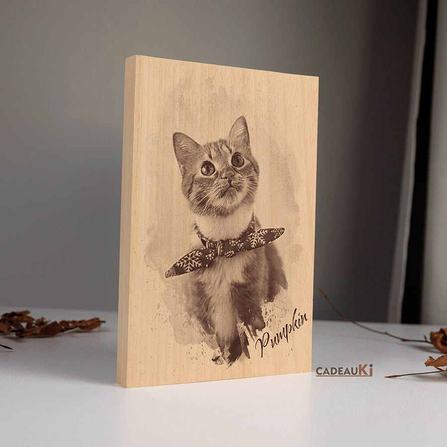 Personalisierte Haustier-Portraitgravur auf Holz – niedliche Katze mit Halstuch, handgebrannt im Pyrografie-Stil.