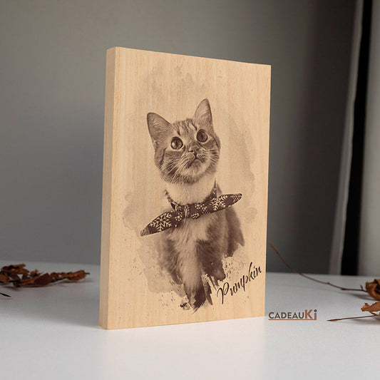 Personalisierte Haustier-Portraitgravur auf Holz – niedliche Katze mit Halstuch, handgebrannt im Pyrografie-Stil.