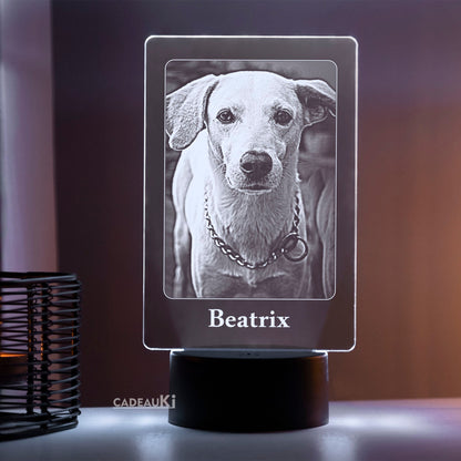 Personalisierte Hundefoto-LED-Lampe mit Namen „Beatrix“ in kühlem Weißlicht