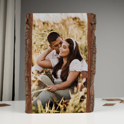 Vertikales Holzbild mit Baumrinde und personalisiertem Fotodruck eines Paares.
Detailreiche, farbechte Wiedergabe auf massivem Naturholz für emotionale Erinnerungen.