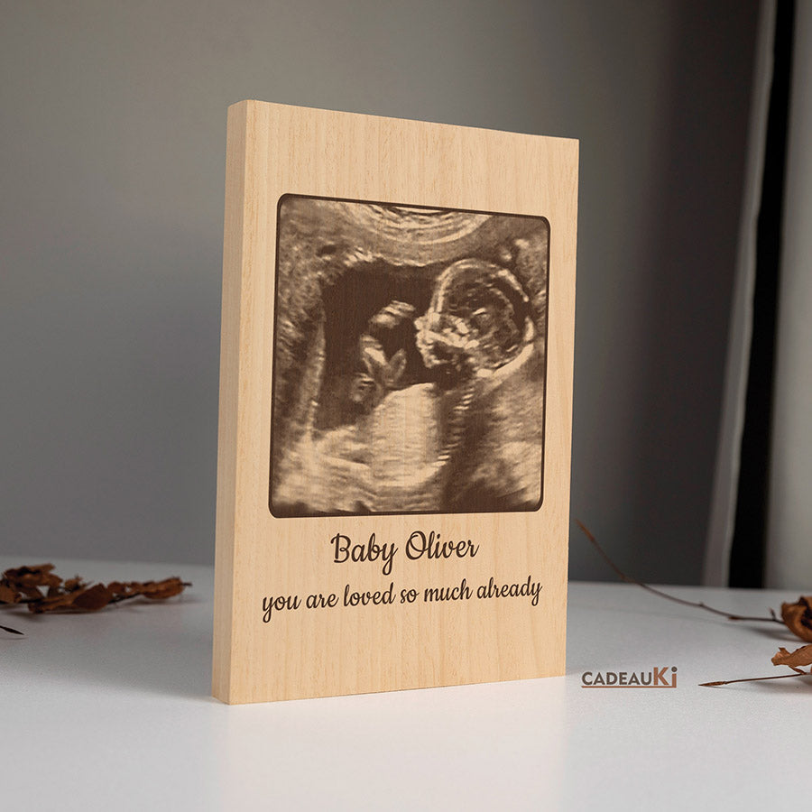 Ultraschallbild als 3D-Holzgravur, personalisiert mit Namen und Text. 
Handgefertigtes Holzbild als emotionales Schwangerschaftsgeschenk.