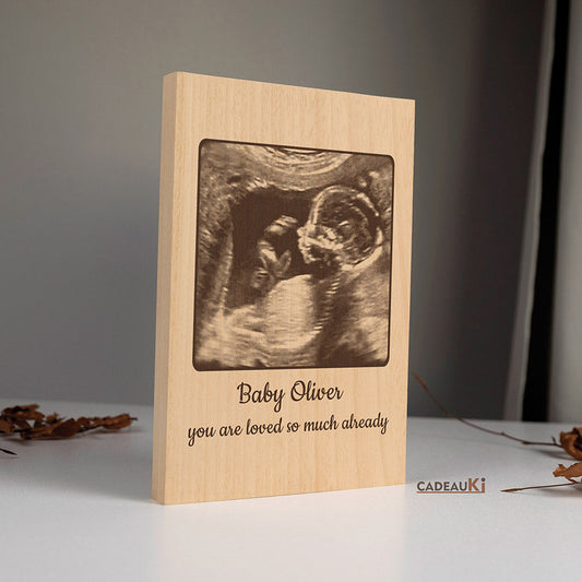 Ultraschallbild als 3D-Holzgravur, personalisiert mit Namen und Text. 
Handgefertigtes Holzbild als emotionales Schwangerschaftsgeschenk.