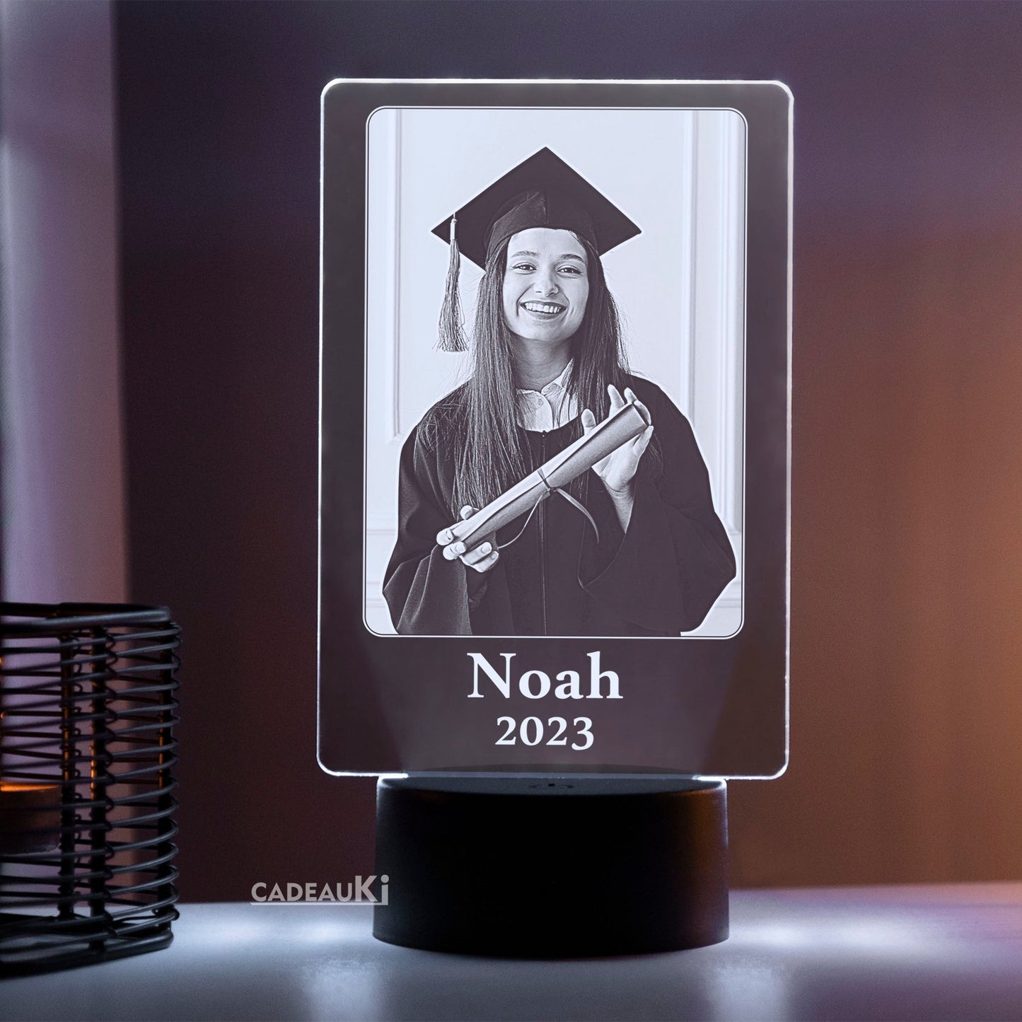 Personalisierte Abschlusslampe mit LED-Beleuchtung und Gravur „Noah 2023“ in der richtigen Ausrichtung.
