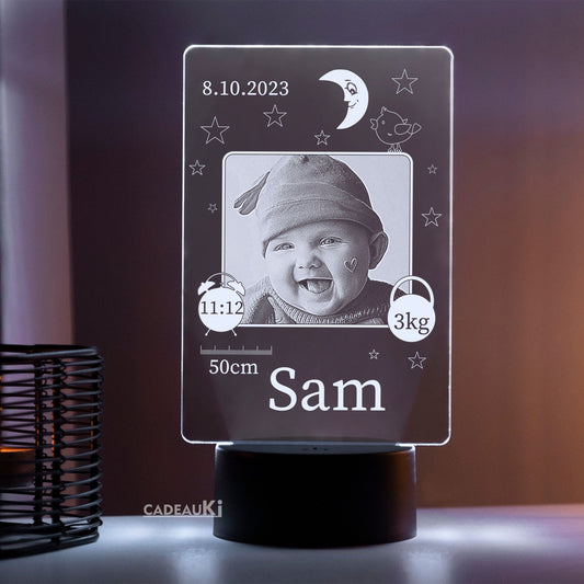 Personalisierte Baby-Fotolampe mit Name und Geburtsdaten auf Tisch