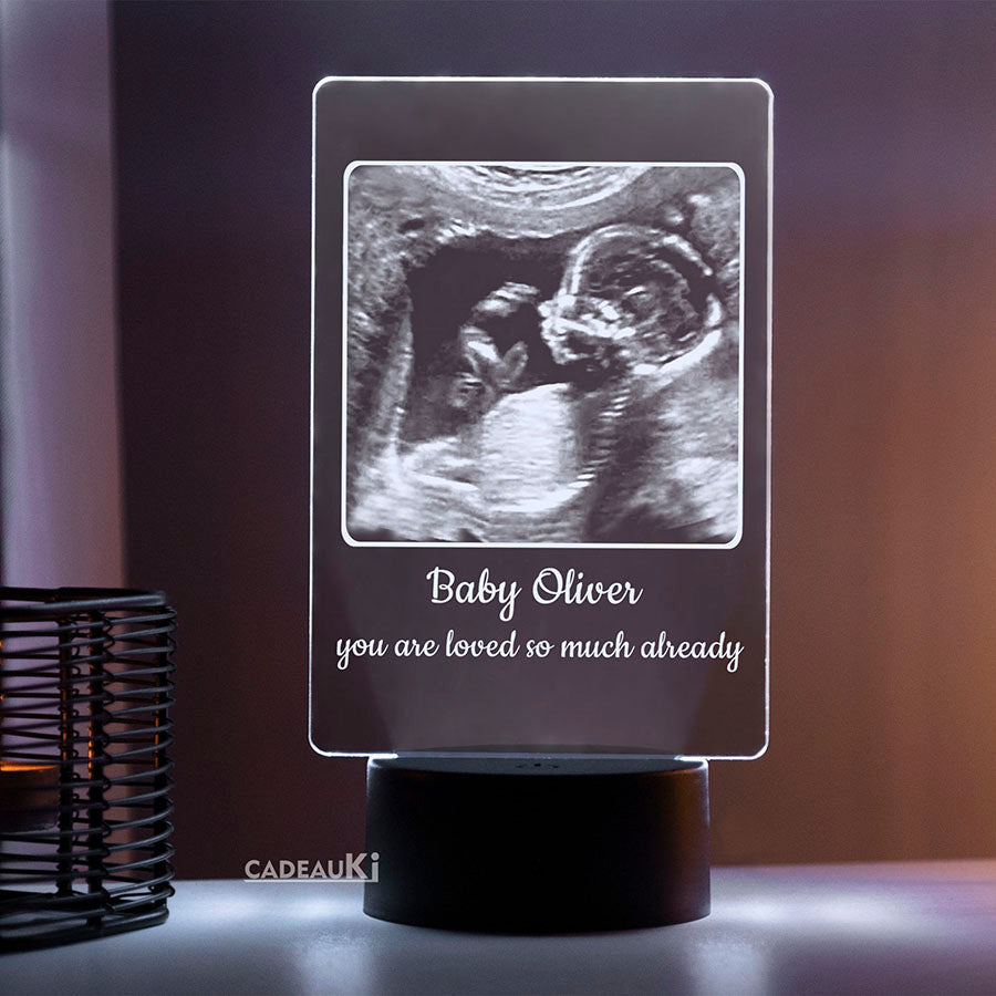 Personalisierte 3D LED-Lampe mit gravierter Ultraschallfoto, warm leuchtend im Wohnzimmer.
Ideal als Babyshower- oder Schwangerschaftsgeschenk.