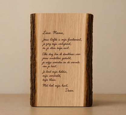 Holztafel mit Gravur und handgeschriebener Nachricht