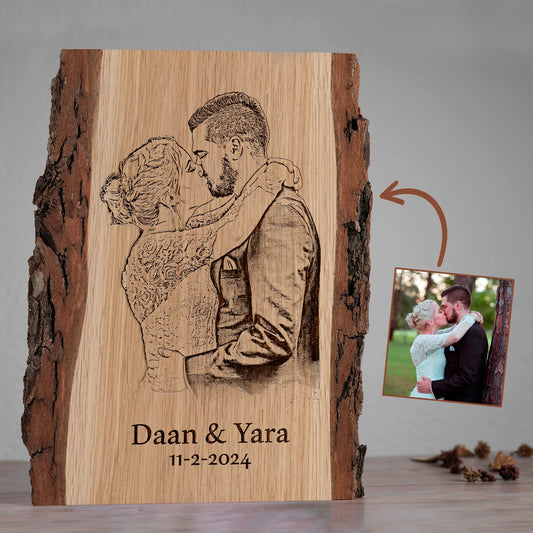 Personalisierte Gravur eines Paares auf Holz mit Rinde