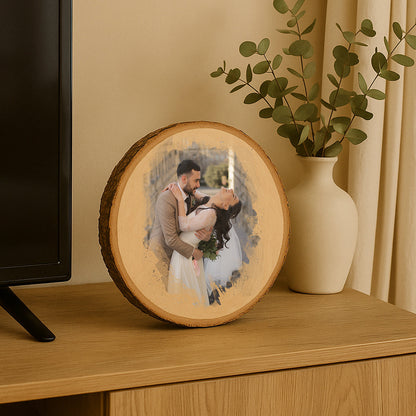 „Rundes Foto auf Holz mit echter Baumrinde – individuelles Fotogeschenk mit hochwertigem Druck.“