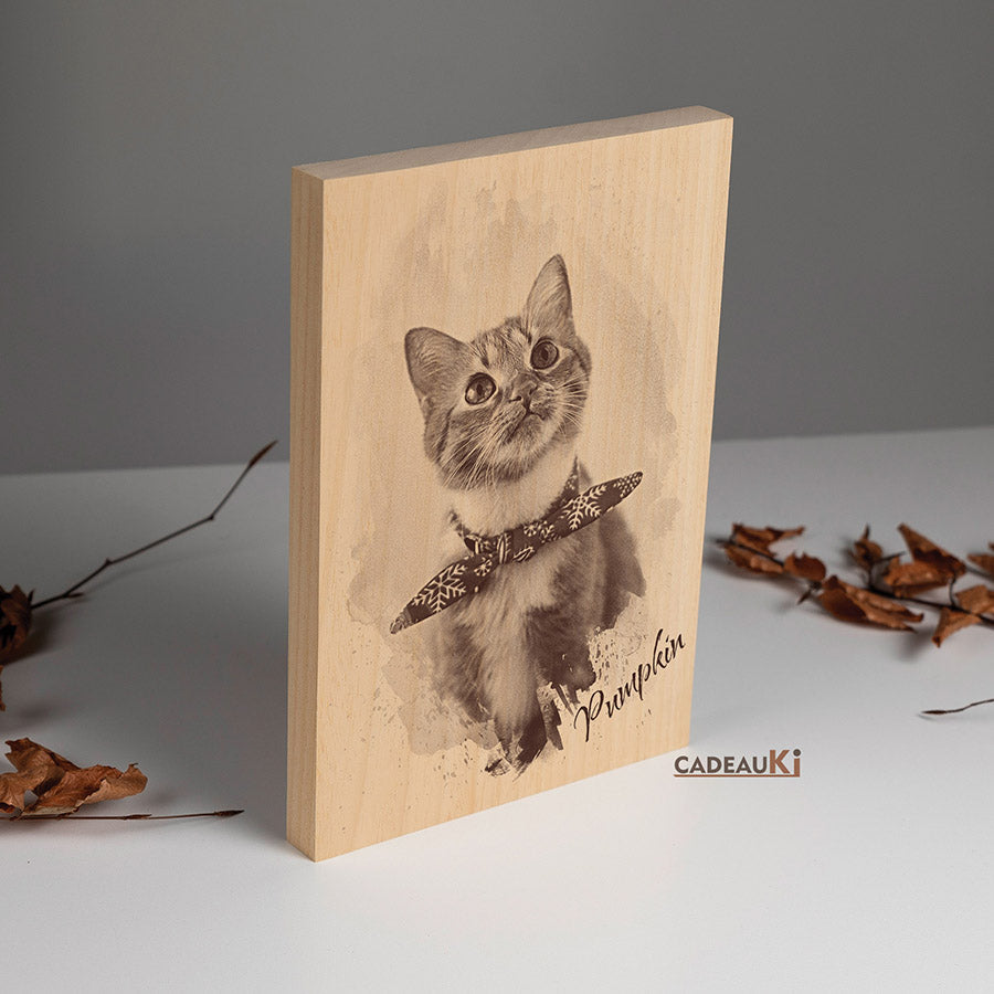 Holzblock mit graviertem Katzenporträt – naturbelassenes Holz mit detaillierter Pyrografie als Haustier-Erinnerung.