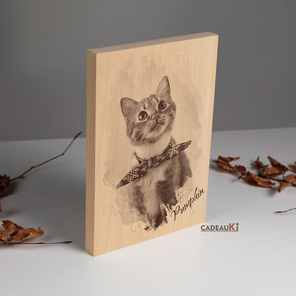 Holzblock mit graviertem Katzenporträt – naturbelassenes Holz mit detaillierter Pyrografie als Haustier-Erinnerung.