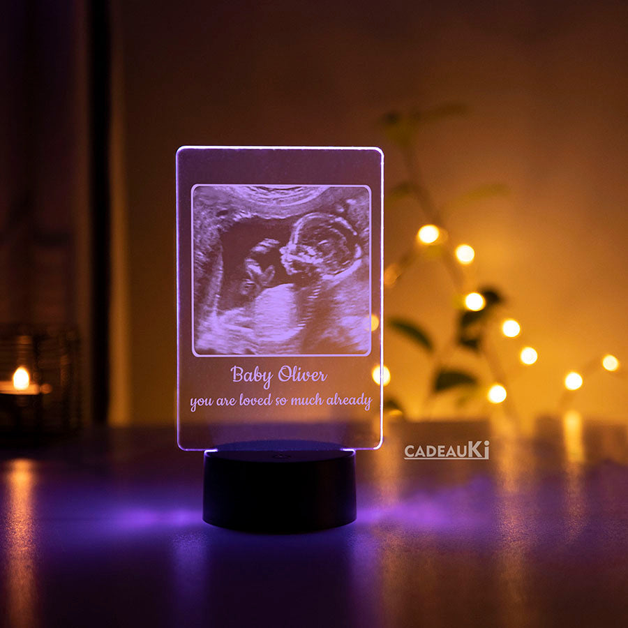 Warm leuchtende Ultraschall-Fotolampe mit personalisiertem Namen auf Acryl.
Emotionales Lichtgeschenk für Schwangerschaft und Geburt.