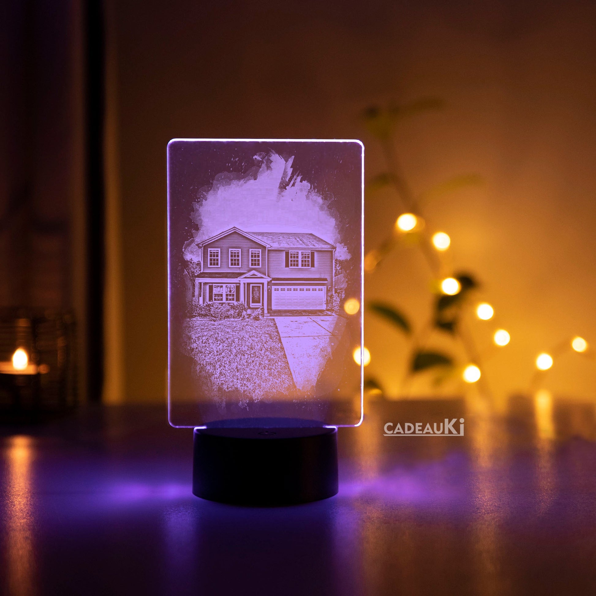3D LED-Lampe mit Hausfoto auf schwarzem Sockel