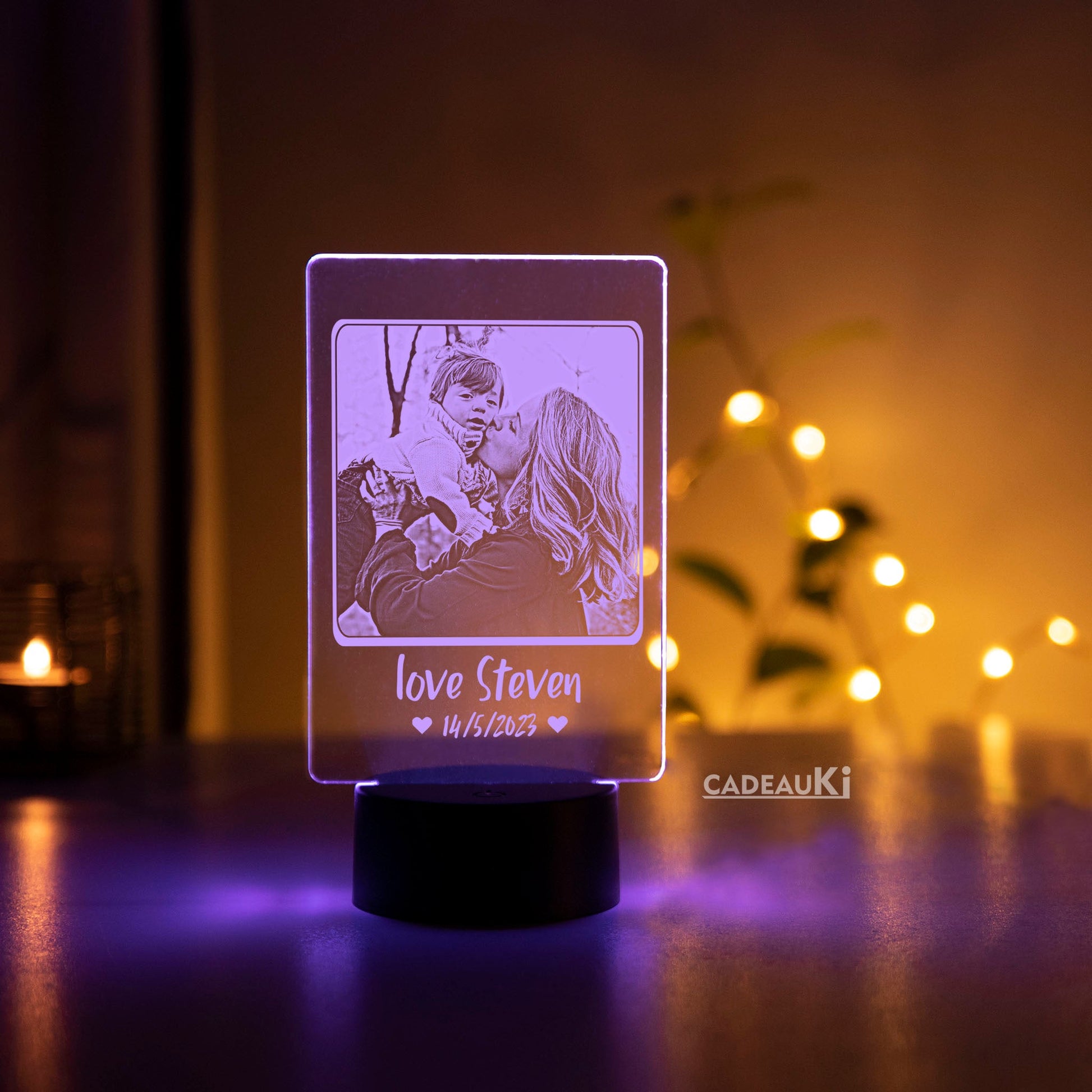 3D LED-Fotolampe im Herzdesign auf schwarzem Sockel