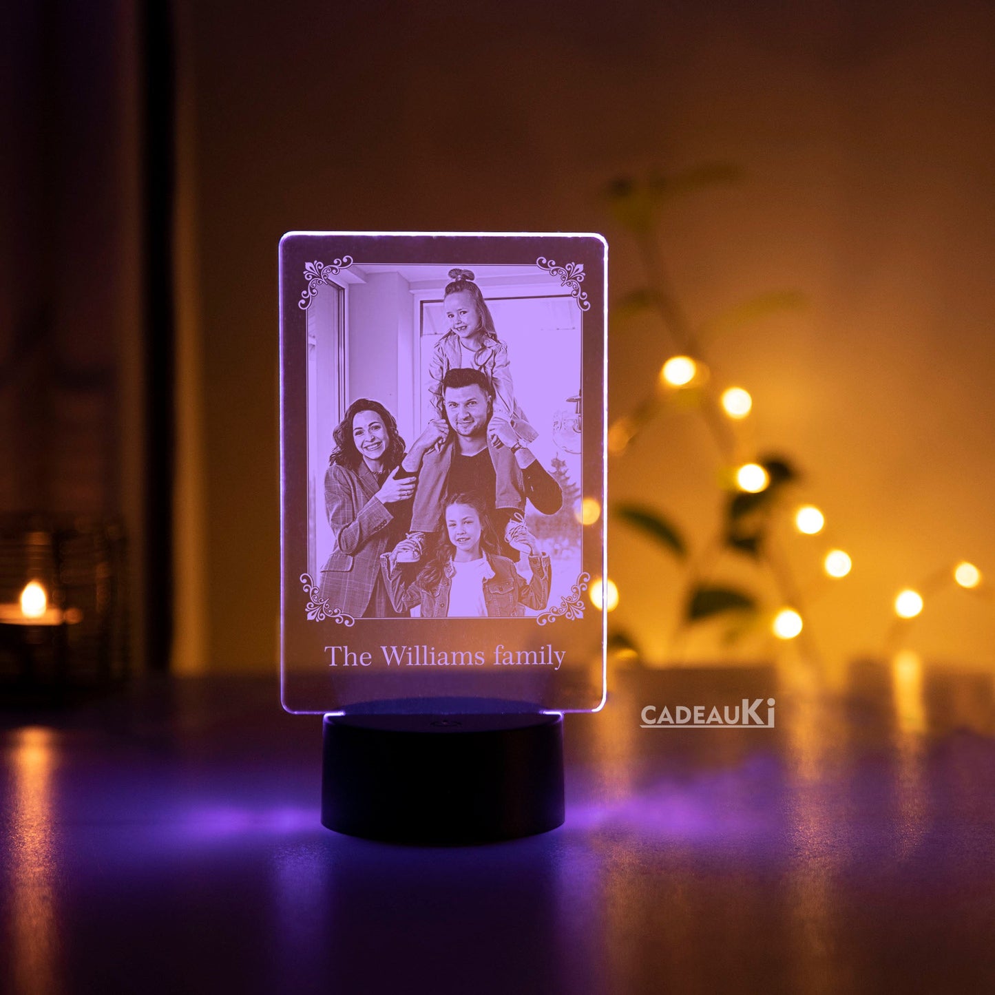 Beleuchtete persönliche Fotolampe mit violettem Licht und eingraviertem Familienfoto.