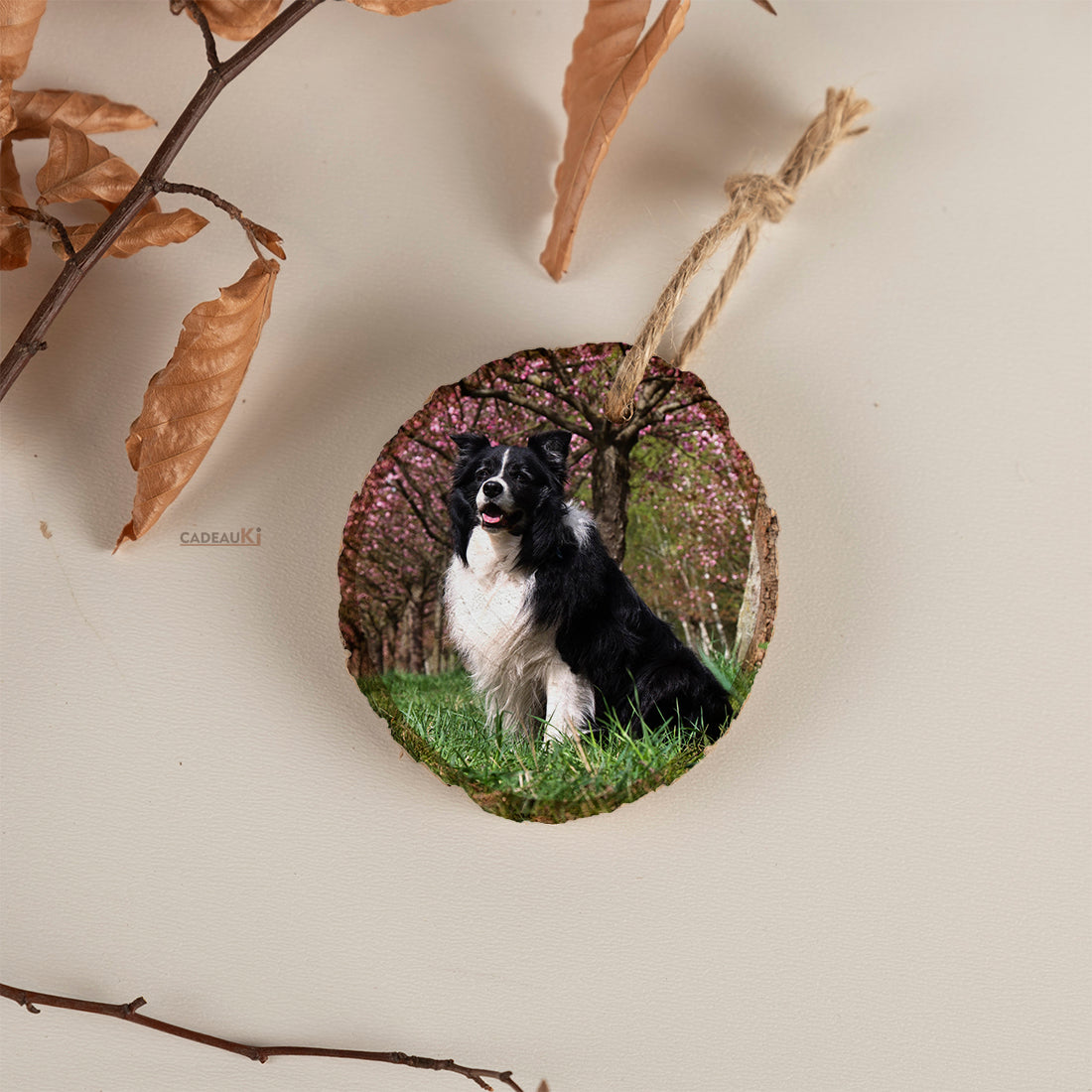 Holz-Fotoanhänger mit Hund – rustikale Rindkante