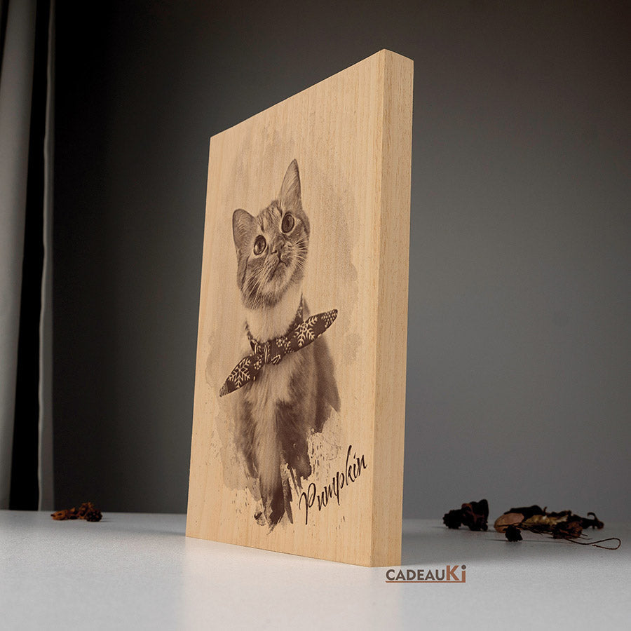 Seitenansicht eines personalisierten Katzenporträts auf Holz – detailliert graviert und freistehend als Deko.