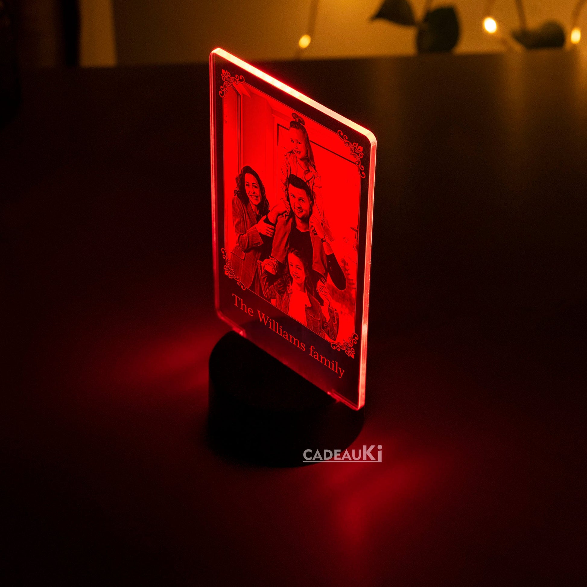 Rote Beleuchtung in einer personalisierten, gravierten Fotolampe mit Familienbild.