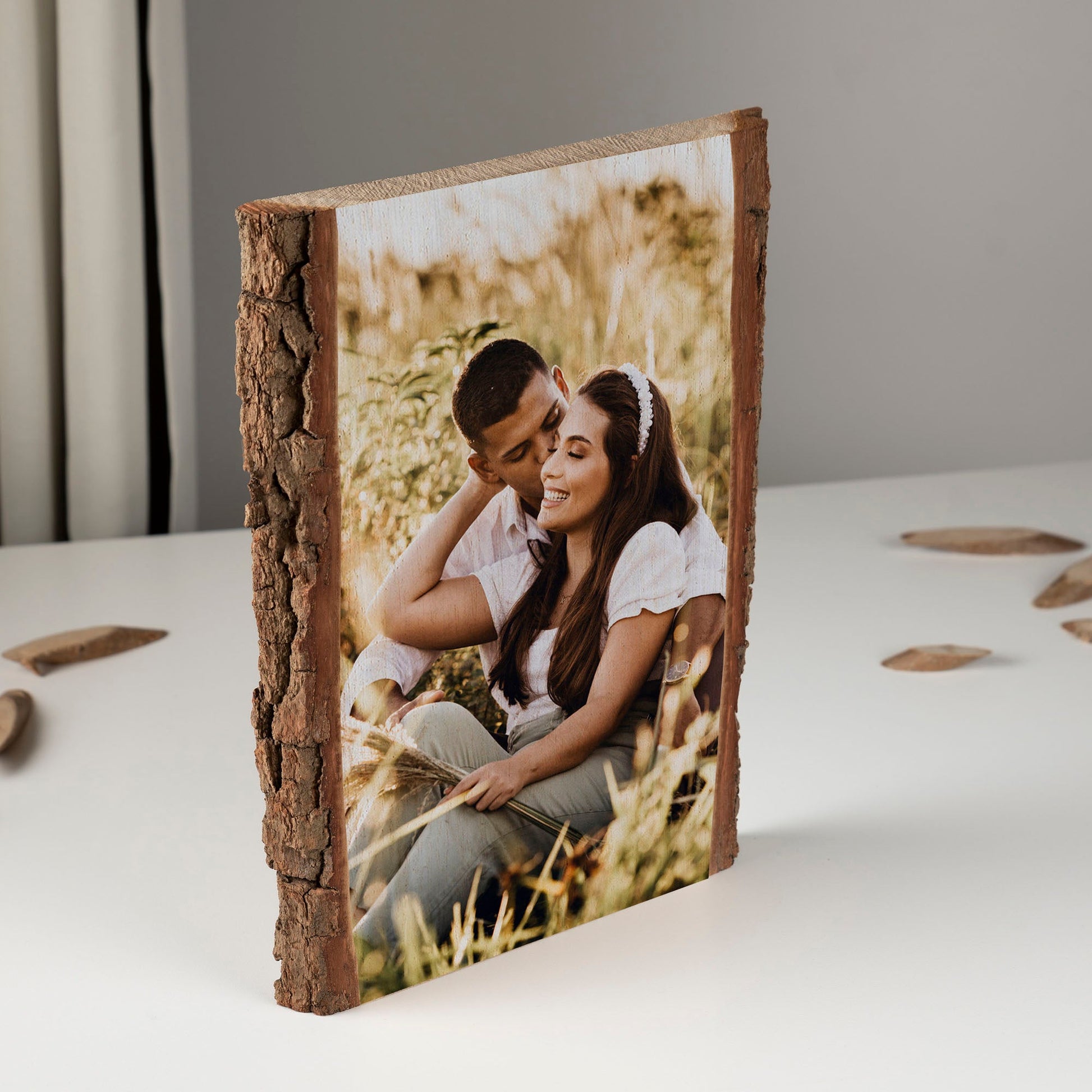Hochwertiger Fotodruck auf Holz mit rustikaler Rinde, personalisiertes Naturgeschenk mit eigenem Foto