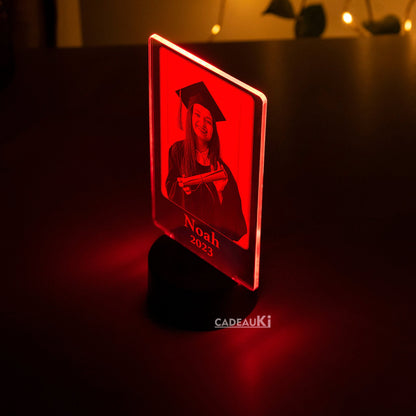 Rote LED-Fotolampe mit Gravur „Noah 2023“ – ein einzigartiges Abschlussgeschenk.