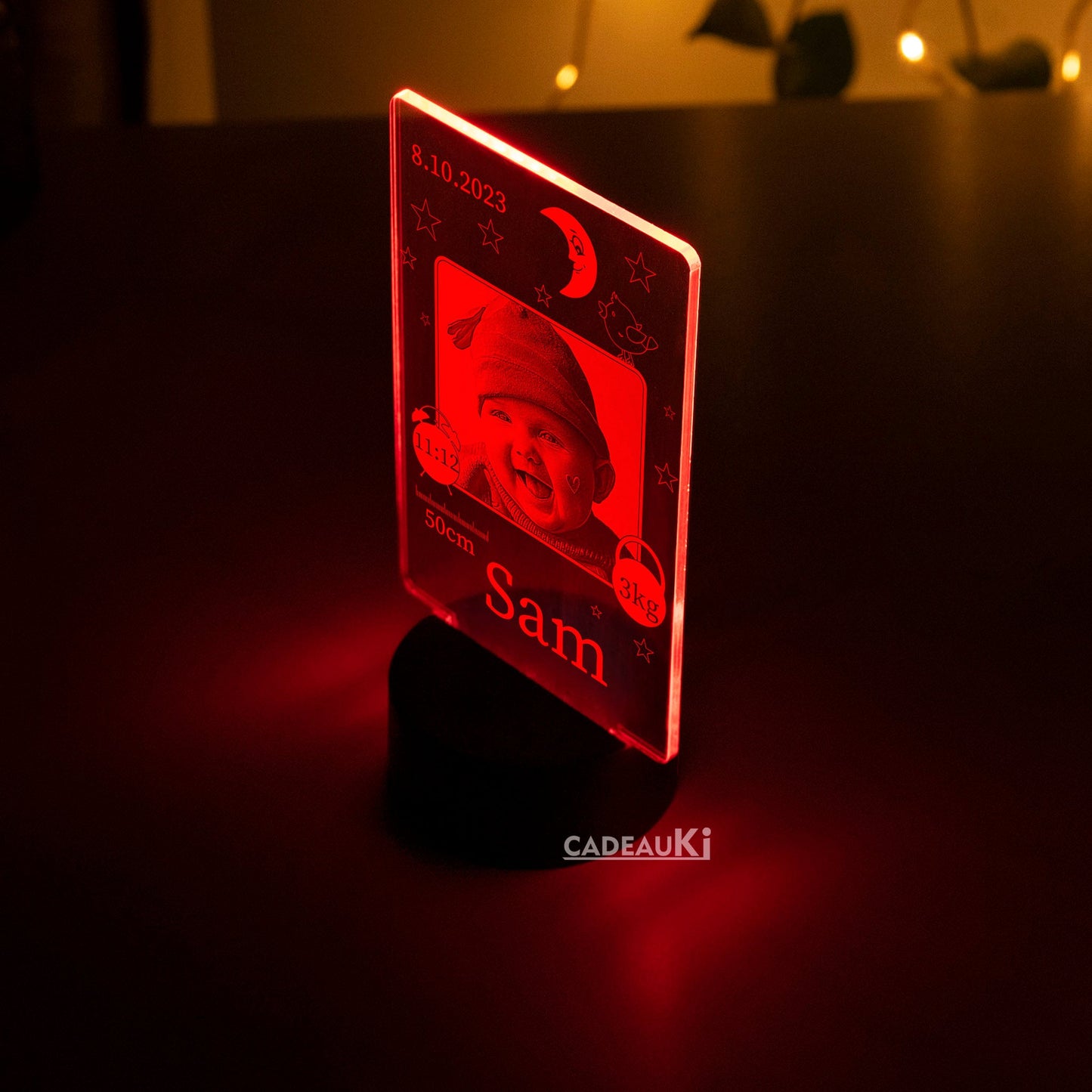 Baby Fotolampe in rotem LED-Licht auf Nachttisch