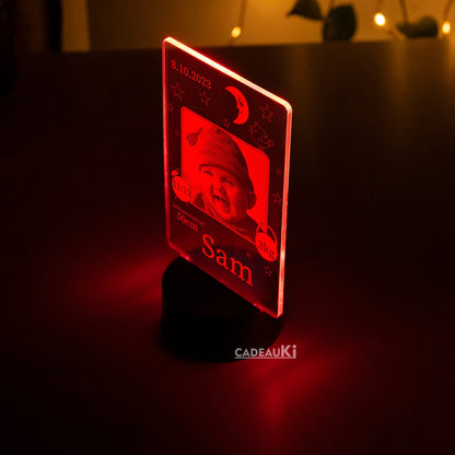 Baby Fotolampe in rotem LED-Licht auf Nachttisch