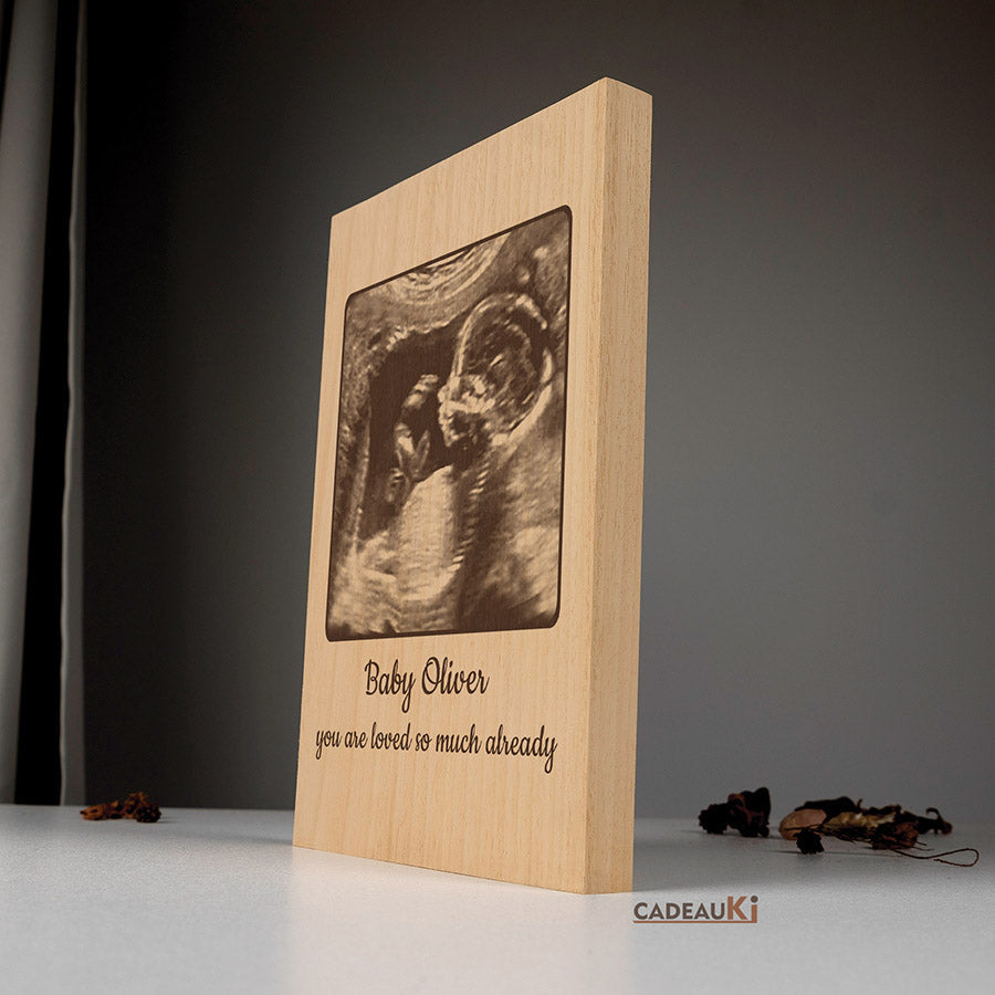 Personalisierte Holzgravur eines Ultraschallbildes mit Babyname. 
Fein gravierte 3D-Strukturen für ein fühlbares Erinnerungsstück.