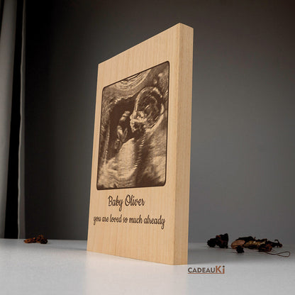 Personalisierte Holzgravur eines Ultraschallbildes mit Babyname. 
Fein gravierte 3D-Strukturen für ein fühlbares Erinnerungsstück.