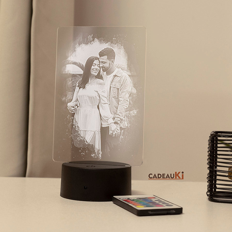 Personalisierte LED-Fotolampe mit Foto- und Tageslichtfunktion für einen natürlichen Look.