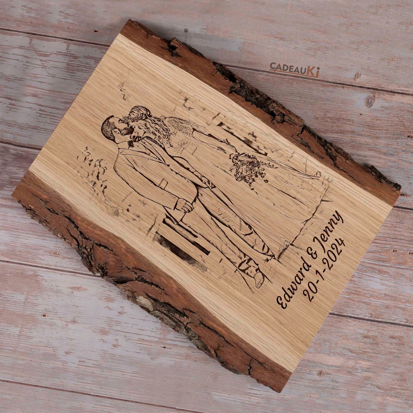 Eingebranntes Hochzeitsfoto auf Holz mit Rinde
