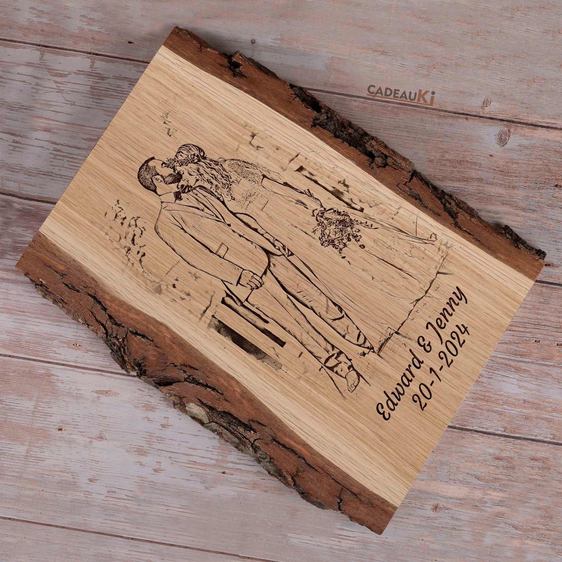 Eingebranntes Hochzeitsfoto auf Holz mit Rinde