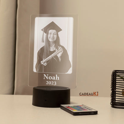 Gravierte LED-Fotolampe mit dem Namen „Noah 2023“ in einer Tageslichtumgebung.