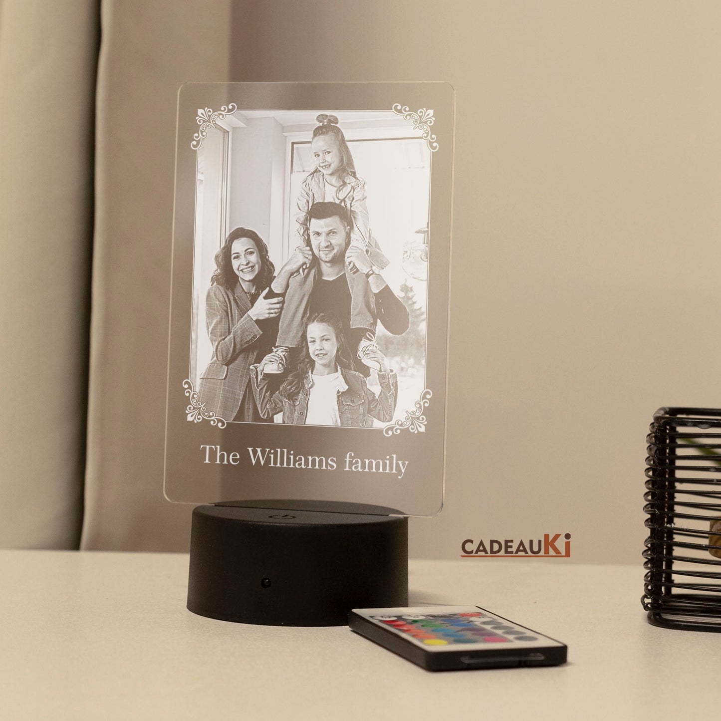 Persönliche Fotolampe mit eingraviertem Bild in einem hellen Raum.