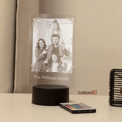 Persönliche Fotolampe mit eingraviertem Bild in einem hellen Raum.