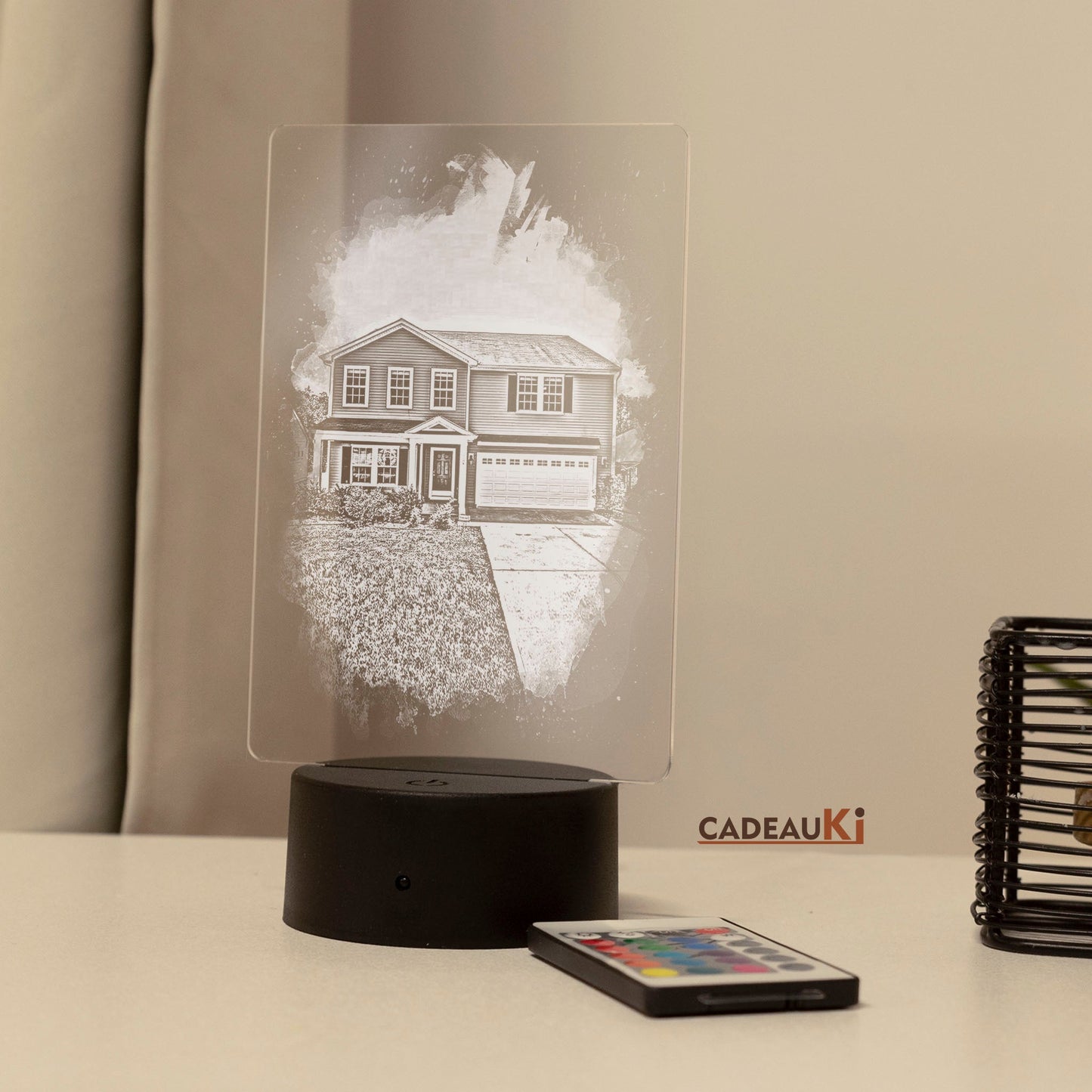 Personalisierte LED-Lampe mit Hausmotiv bei Nacht