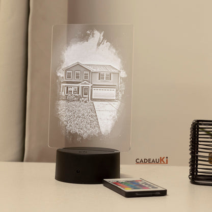 Personalisierte LED-Lampe mit Hausmotiv bei Nacht