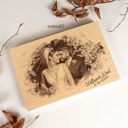 Ein Holzfoto mit eingraviertem Namen und Foto des Brautpaares