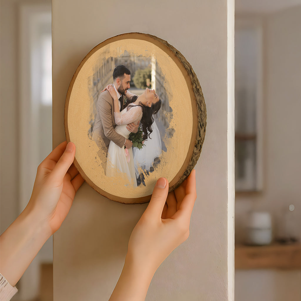Runde Foto-Holzscheibe wird aufgehängt – personalisiertes Fotogeschenk aus echtem Holz mit Rinde.