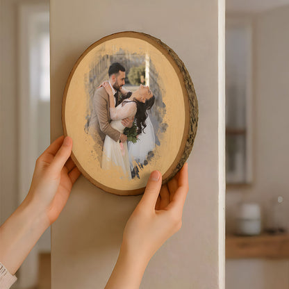 Runde Foto-Holzscheibe wird aufgehängt – personalisiertes Fotogeschenk aus echtem Holz mit Rinde.