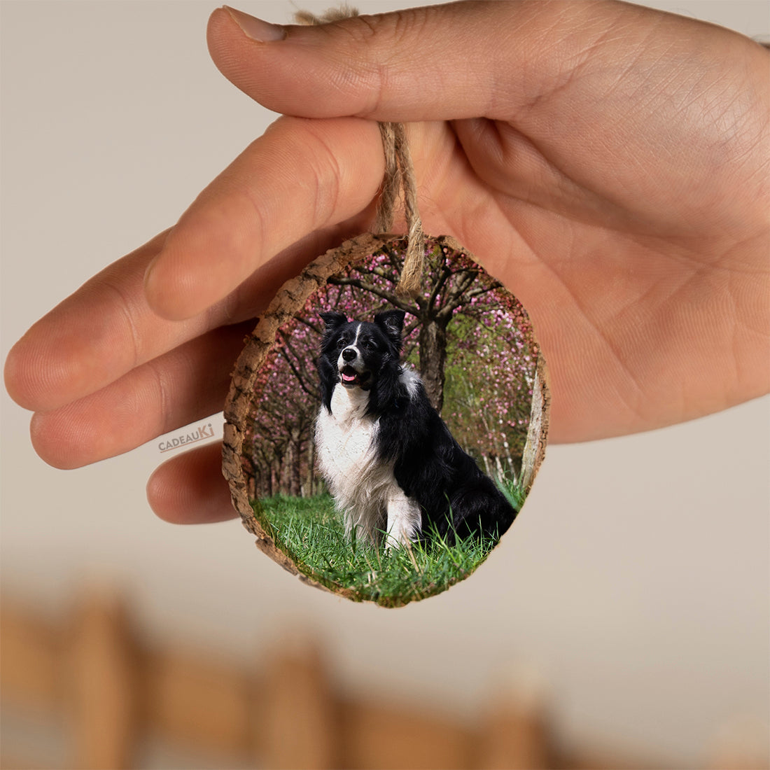 Fotoanhänger aus Holz mit Haustierfoto – Hund im Wald