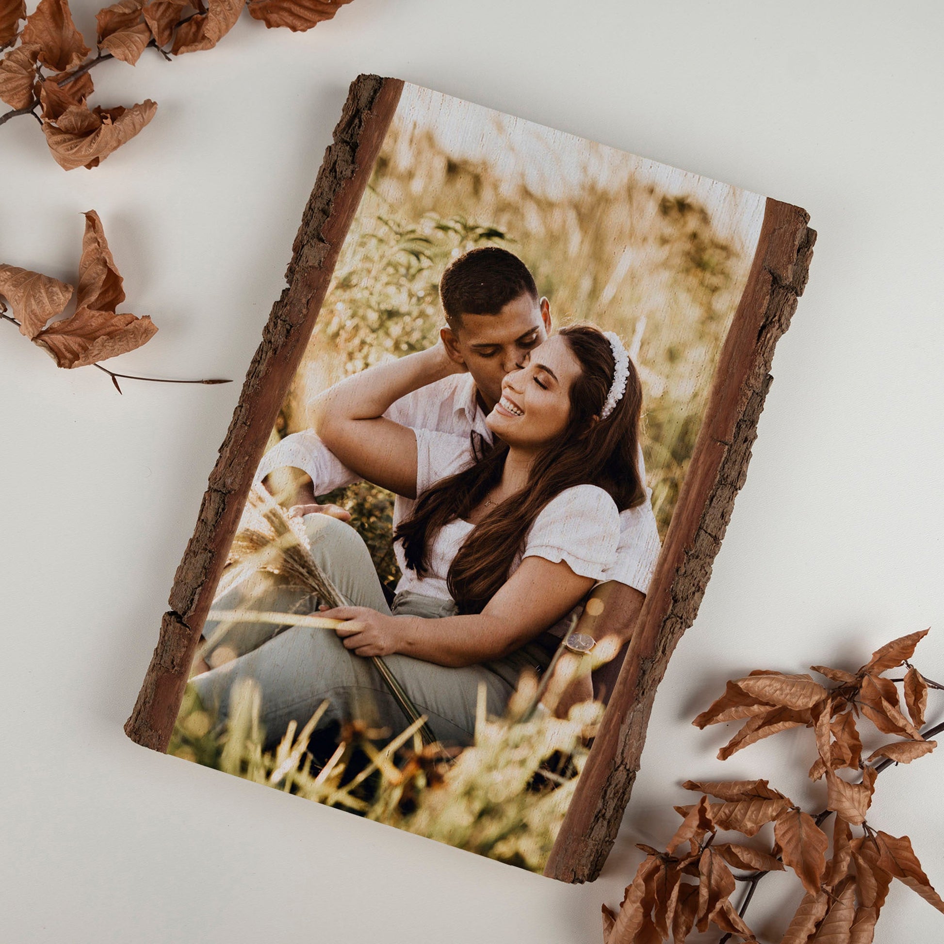 Rustikaler Fotodruck auf Holz mit echter Baumrinde, liegend auf heller Oberfläche.
Natürliche, warme Präsentation mit Herbstblättern – ideal als Geschenk oder Dekoration.
