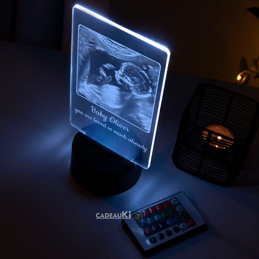 Personalisiertes Acryllicht mit Ultraschallbild und Name, im Schlafzimmer gezeigt.
Beruhigende dekorative Baby-Erinnerungslampe.