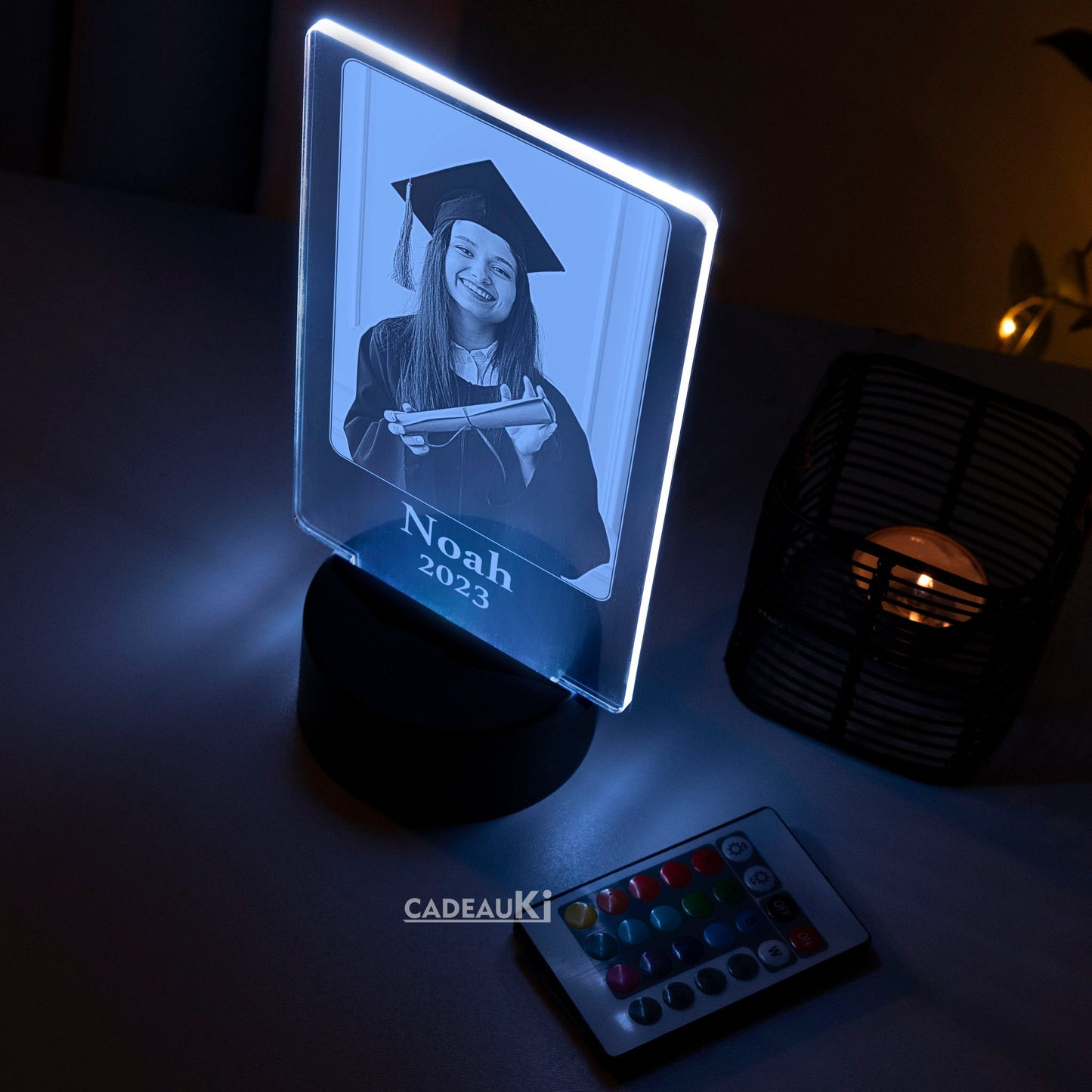 Personalisierte, blau beleuchtete Abschlusslampe mit der Gravur „Noah 2023“.