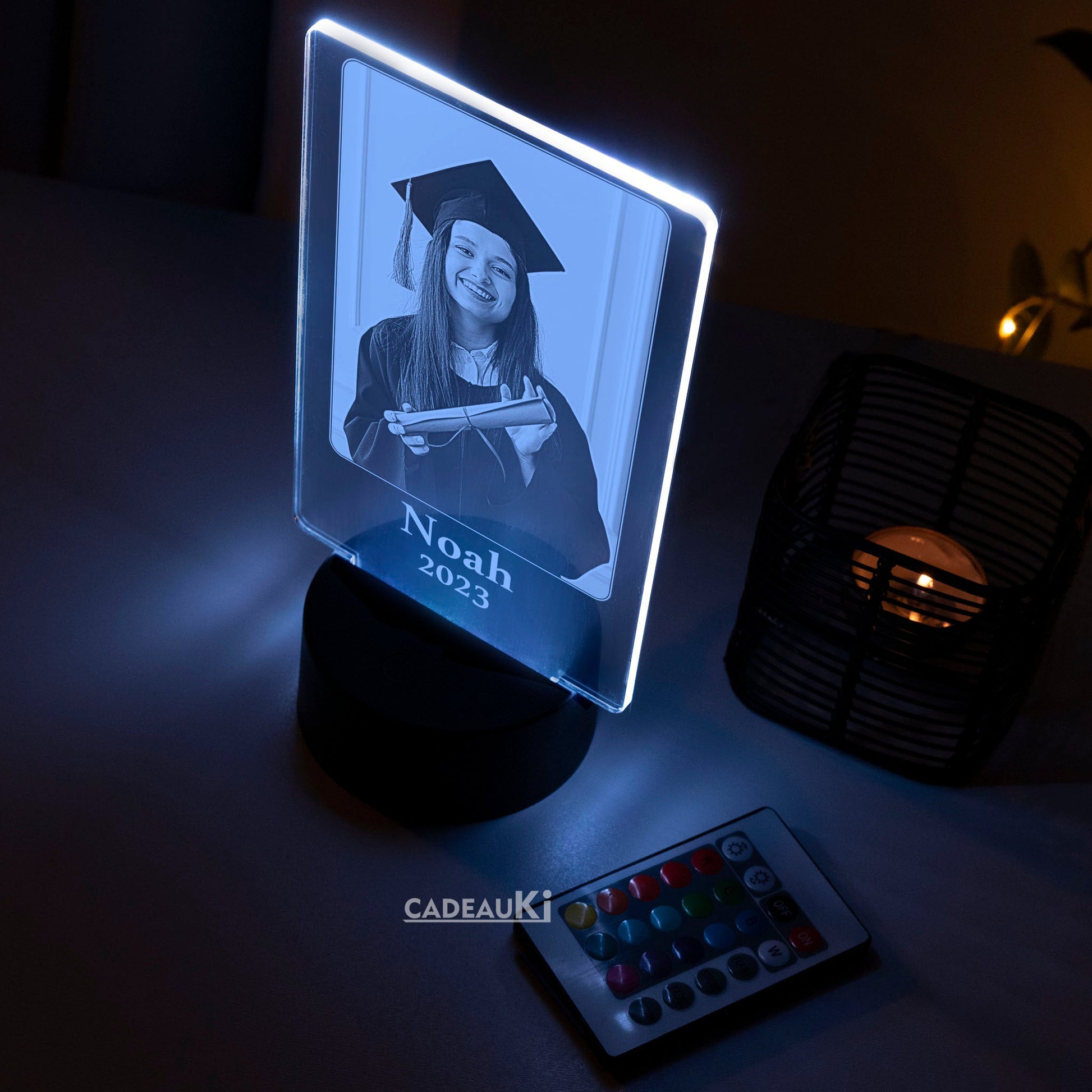 Personalisierte, blau beleuchtete Abschlusslampe mit der Gravur „Noah 2023“.