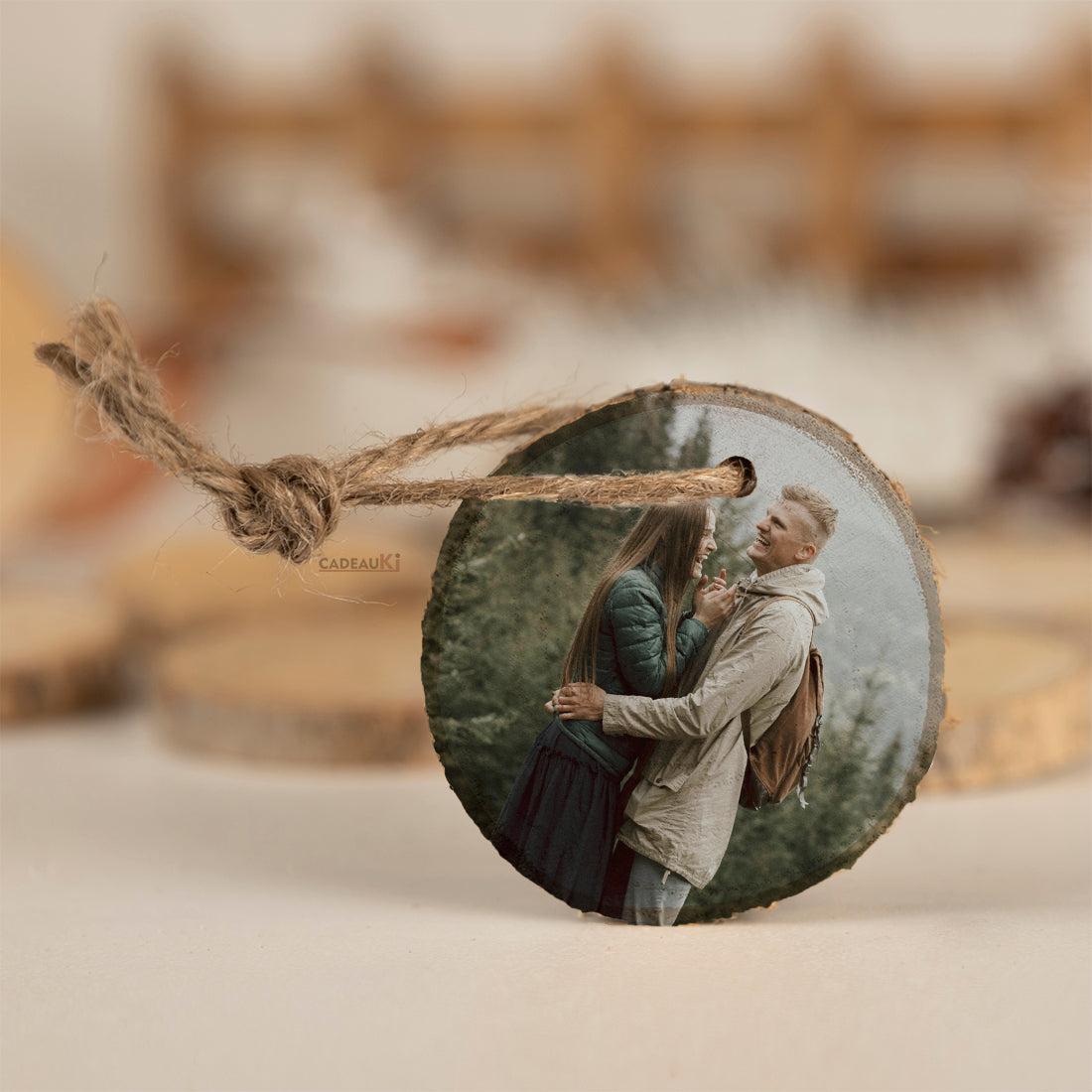 Fotoanhänger aus echtem Holz mit Rindenrand – personalisiertes Paarfoto