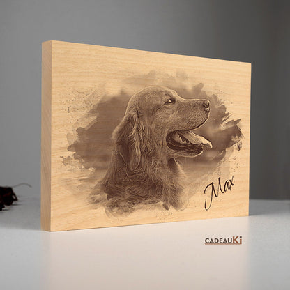 Detaillierte Pyrografie eines Hundes auf natürlichem Holz – personalisiertes Geschenk für Tierliebhaber.