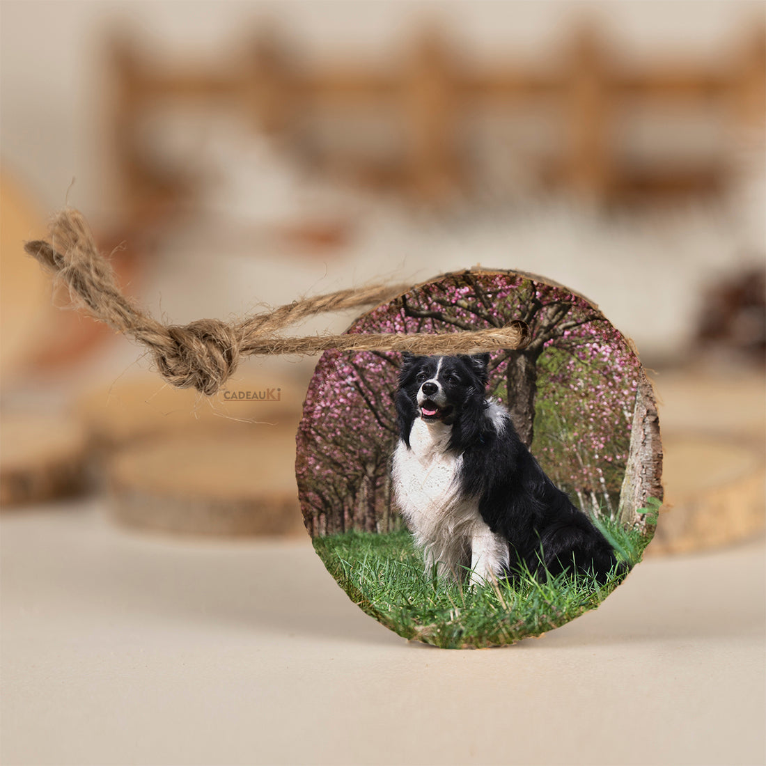 Personalisierter Weihnachtsanhänger Hund – Holz mit Rinde